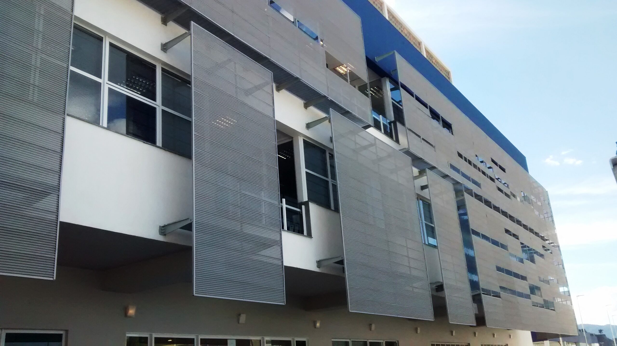 Painel metálico perfurado